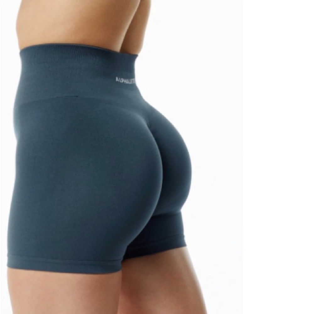Alphalete amplify 4.5 inch short size medium whale blue